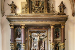 Ołtarz z 1584 r. z fundacji biskupa Gerstmanna, kamienny, polichromowany.