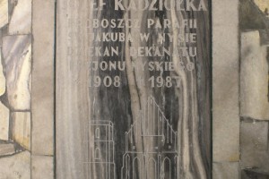 Płyta nagrobna kapłana Józefa Kądziołki (+1987), pierwszego powojennego proboszcza